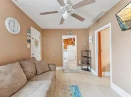 221 W 25Th Ave Back Cottage - 2 Beds, 1 Bath