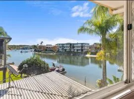 Family Friendly 2 Bed Flat with Balcony