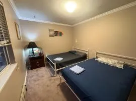Budget Family Room Near Transit, 20 Min to YVR, Free Parking & Wifi