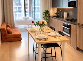 Downtown Toronto Condo Sleeps 6 Two Queen Beds & Sofa Bed Gym Near UofT, hotel in Toronto