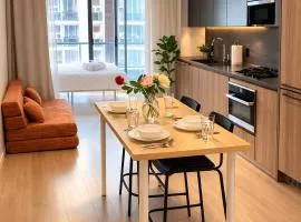 Downtown Toronto Condo Sleeps 6 Two Queen Beds & Sofa Bed Gym Near UofT