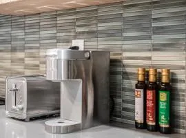 Cozy Spacious 2BR Suite with Parking & Wi-Fi