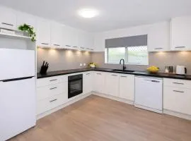 Modern 2 Bedroom Apartment near Mater Hospital , Pimlico Townsville