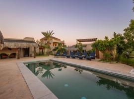 Private 3BR Baja Retreat Villa with Pool and Sauna, hotelli kohteessa La Laguna