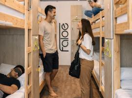 Faloe Hostel: Kota Kinabalu şehrinde bir otel