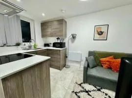 Modern Top Floor 1BR Flat with Fast WiFi and Close To Amenities