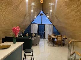 Treehouse by the lake – hotel w mieście Bhimtal