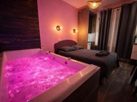 LOVE ROOM - SPECIAL AMOUREUX - HYPER CENTRE - Lorient, hotel i Lorient