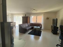 Quiet 2 room Apt balcony Desk 15 Min to Ramstein, Hotel in Queidersbach