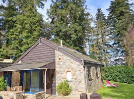 Cottage Les Séquoias de l'Oust โรงแรมในMalestroit