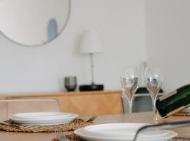 Casa Congé - Colorful Stay & Free Wine Bottle, хотел в Мехелен