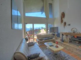 Emeraudes 401 pres de la telecabine a Anzere avec vue sur les Alpes