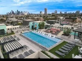 Modern King Bed Unit with Arcade at The Vic Walk to Midtown Downtown