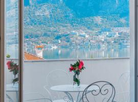 Relaxing 2 bedroom apartment with Bay View and Parking – hotel w mieście Prčanj