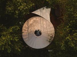 Dzikolas Glamping & Spa - Jurty z prywatnym jacuzzi – hotel w Krasnobrodzie