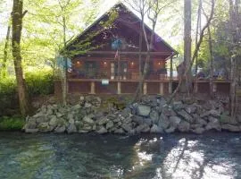 Lazy River Days - Riverfront Cabin Downtown Helen