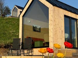 Charming tiny house with panorama view, hotell i Sandane