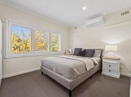 Charming House; Walk to Beach & Shops, hotel a Rosebud