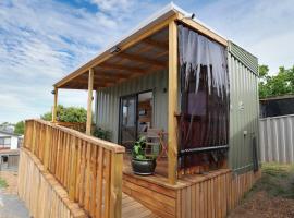 Leven Studio - StayTiny at Ulverstone، فندق في أولفيرستون