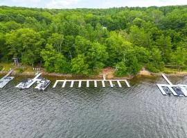 Willowcrest Brand NEW, Lake Access, Dock Slip, Dog Friendly, Hot Tub