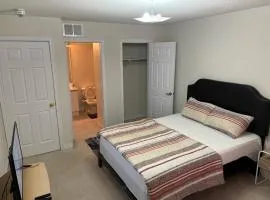 Ensuite room in 3 bedroom townhouse in Brampton