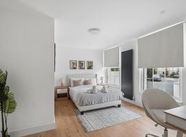 Spacious 6-Bed En-suite Home, 5-Min Walk to Tube, hotel a Uxbridge