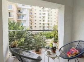 Charming Modern 1BR Apartment with Balcony Views, By Vaganza