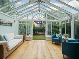 Spacious 3 Bed House Kingston upon Thames Sleeps 6 - By Roost Accommodation