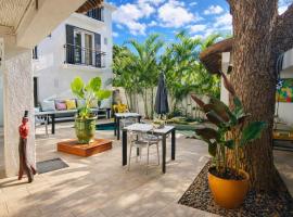 Sous le Badamier Quiet Boutique Hotel with Pool near Grand Baie, khách sạn ở Grand Bay