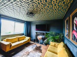 Bold Coastal Retreat with Boudoir Interiors, Felpham Village, hotel a Bognor Regis