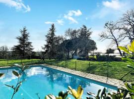 Maison de Maître de Charme avec Piscine & Parc, hotell i Plassac