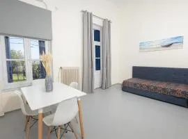Enalios Apt #2- Spacious Flat in the Heart of Town