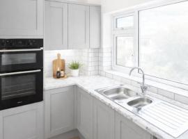 Beautiful 4BR Home - Knowle, Solihull, Hotel in Knowle