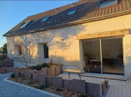 2 Gîtes mitoyens de 8 à 10 personnes avec piscine, Hotel in Mosnes