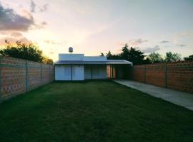Ranchos में, होटल casa amplia de 3 habitaciones con quicho, patio y cochera