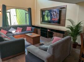 Lujosa Casa - Jacuzzi - BBQ - 15 min aeropuerto, Hotel in Quito