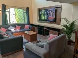 Lujosa Casa - Jacuzzi - BBQ - 15 min aeropuerto