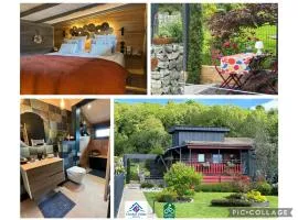 TiNY HOUSE LE CHALET LIT KING SIZE -TERRASSE - PETIT DÉJEUNER-CLIMATISATION -PARKING