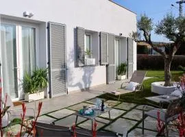 Seahome-private park, garden and outdoor kitchen