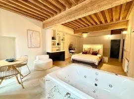 Pure Haven, Luxury and Spa Suite, Old Chambéry