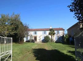 An Owl in the Barn، فندق في Estampes