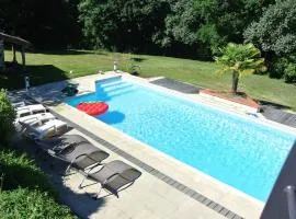 Gîte PMR 8 personnes, piscine, 15 min Puy duFou