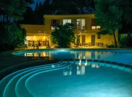 Residence with swimming pool close to the sea