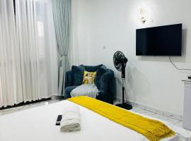 One minute to Victoria Mall & 8 minutes to Entebbe airport, hotelli kohteessa Entebbe