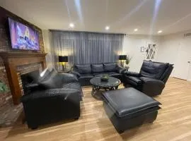 Private Pool 4BR Family Retreat - Patio, Outdoor Dining, BBQ Grill, & Free Parking - Sleeps 8