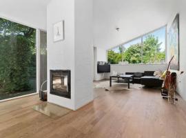 Spacious Luxury Villa Apartment - Two Bedrooms, hotel din Egå