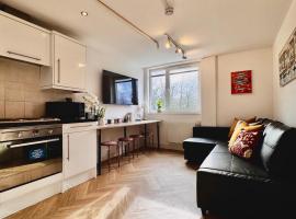 Viesnīca Apartment - Kitchen, Living Room, Parking, Central pilsētā Endovera