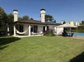 PIOPPI VILLA SINGOLA CON PISCINA, Hotel in Rosolina