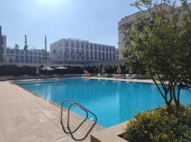 Sleek & Bright Apartment in Prime Location New Cairo, hotel a New cairo