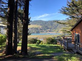 2BR Estuary Views with Spa and Easy Ocean and River Access, hotel en Jenner